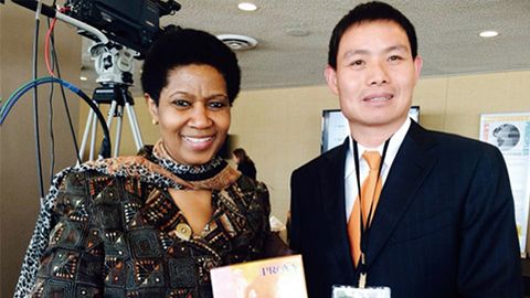 尊龙官方尊贵定制礼 敬赠南非首位女性副总统